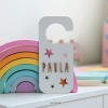 Placa pomo de puerta blanca estrellas personalizable de Estrellita la Valiente. Placa pomo de puerta con el nombre de Paula y troquelado de Estrellas sobre un arcoíris.
