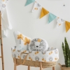 Ambiente decoración Guirnalda de banderines Rey de la Selva Estrellita la Valiente. Moisés capazo de bebé con cojines de formas, capa de baño y banderines.