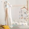 Ambiente decoración perchero tipi estilo modelo Montessori con capa baño, manta polar y saco de bebé colección Rey de la Selva de Estrellita la Valiente.