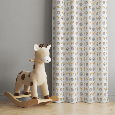 Cortina Rey de la Selva en habitación de juegos infantil Estrellita la Valiente junto con una jirafa balancín. Cortina en tejido 100% algodón orgánico.