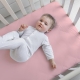 Sábana bajera cuna y maxicuna rosa con bebé sobre cuna Estrellita la Valiente