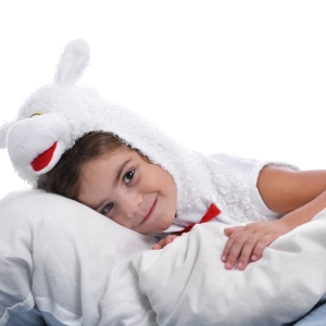 Niño disfrazado de ovejita.