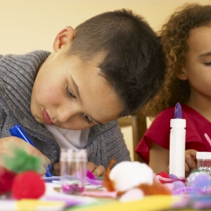 preparar manualidades de san valentin con niños