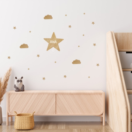 Imagen de una habitación con la decoración de pared de madera personalizable Cielo de Estrellita la Valiente. Imagen de una habitación infantil con el vinilo personalizable de madera de bosques sostenibles con estrellas y nubes.