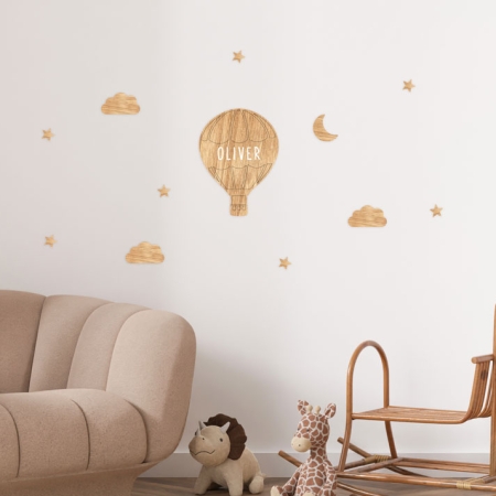 Imagen de la decoración de pared de madera personalizable Globo de Estrellita la Valiente. Imagen de una habitación infantil con el vinilo personalizable de madera de bosques sostenibles con estrellas, nubes, luna y un globo.