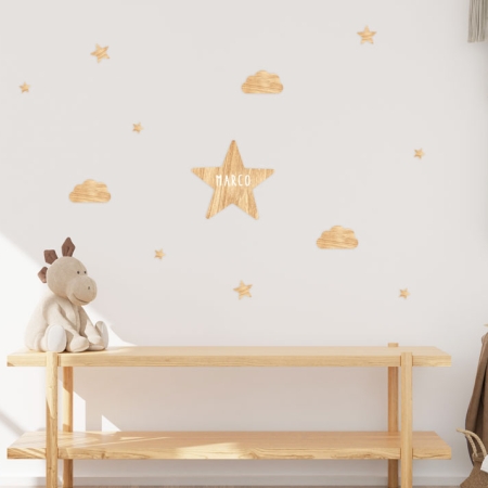 Imagen de de la decoración de pared de madera personalizable Cielo de Estrellita la Valiente. Imagen de una habitación infantil con el vinilo personalizable de madera de bosques sostenibles con estrellas y nubes.