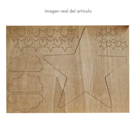 Imagen real de un contenido de la decoración de pared de madera Cielo de Estrellita la Valiente. Contiene estrellas, nubes y Estrella grande. También kit letras para personalizar el vinilo.