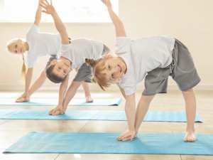 Practica deporte en casa con los más pequeños.