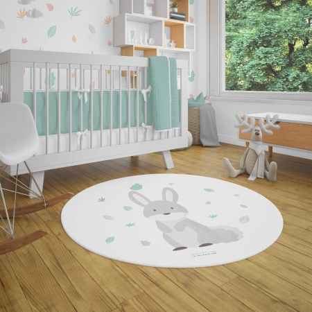 Alfombra vinílica conejito naturaleza Estrellita la Valiente. Alfombra en habitación infantil de un conejito con unas hojas de naturaleza en gris y mint con un vinilo a juego.