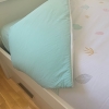 Detalle del reversible del Edredón reversible cama naturaleza y mint. Edredón con tejido 100% algodón orgánico con hojas de la naturaleza de varios colores y reversible en mint de Estrellita la Valiente.