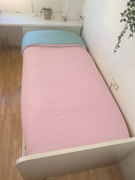 Habitación juvenil con un edredón reversible cama rosa y mint. Tejido 100% algodón orgánico de Estrellita la Valiente.