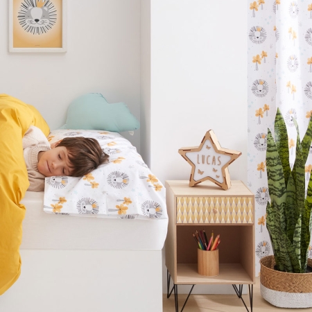 Habitación juvenil con cortina, lámina y textiles 100% algodón orgánico colección Rey de la Selva Estrellita la Valiente. Lámpara estrella personalizable