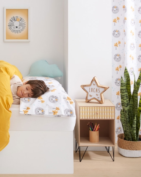 Habitación juvenil con cortina, lámina y textiles 100% algodón orgánico colección Rey de la Selva Estrellita la Valiente. Lámpara estrella personalizable