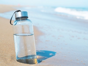 Recuerda hidratarte bien cuando estés en la playa.