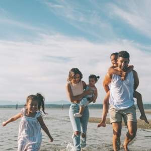 La playa es siempre uno de los destinos de éxito para viajar con niños.