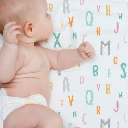 Juego de sábanas para mini cuna y capazo Abecedario de Estrellita la Valiente. Sábanas 100% algodón orgánico con letras del abecedario de diferentes colores en mint, rosa, mostaza y gris.
