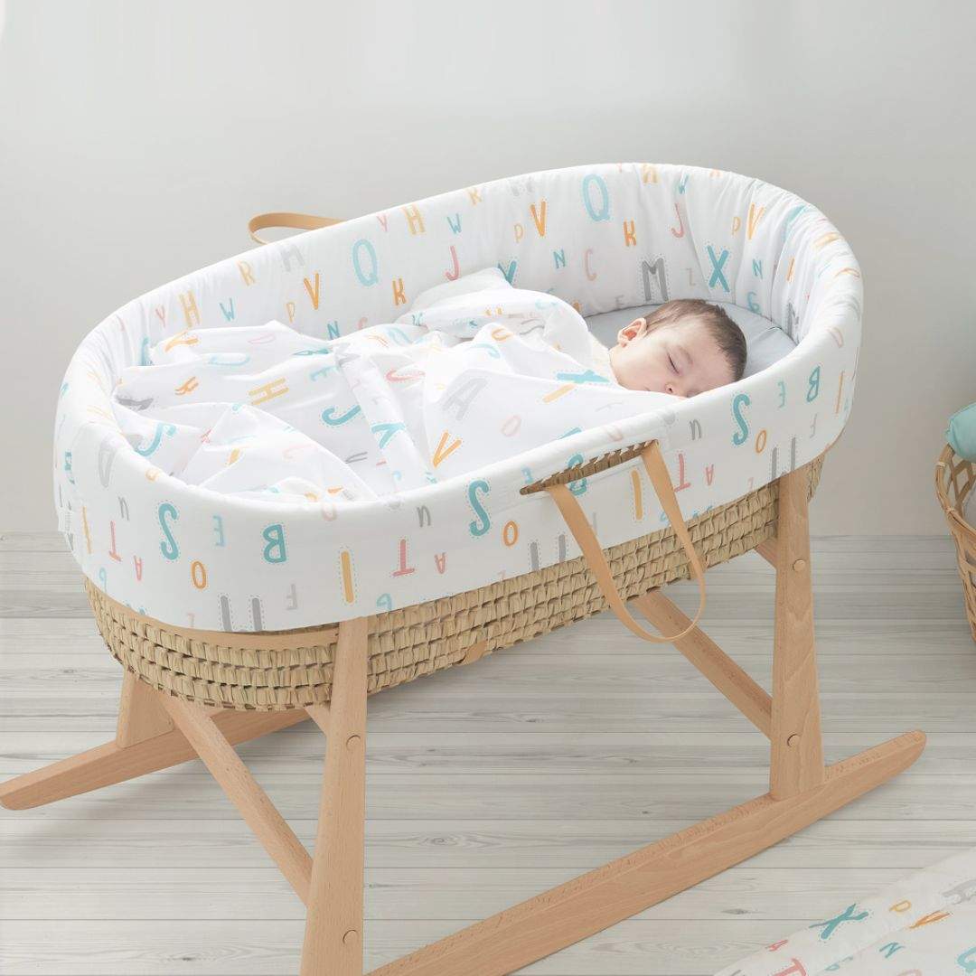 Contamos con un amplio surtido de capazos artesanales en los que los bebés descansan de manera recogida, como si aún estuvieran dentro del útero materno.