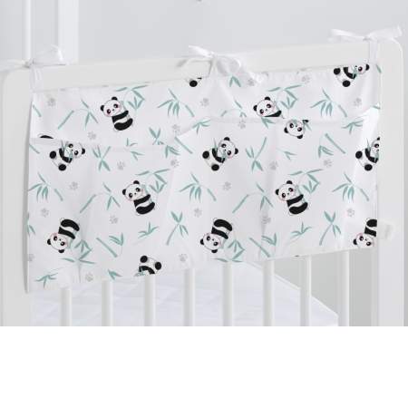 Organizador de capazo y de cuna Panda. Organizador para el capazo y cuna con dibujos de un oso panda comiendo bambú y otro cogiendo bambú, con ramas de bambú y huellas de oso panda. Con colores negro, gris y verde. Tejidos 100% algodón orgánico.