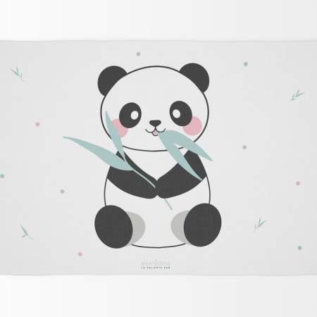 Alfombra vinílica infantil rectangular Panda comilón de la colección Panda de Estrellita la Valiente. El diseño tiene un panda comiendo bambú y en las manos sujetando una ramita de bambú. Alrededor del panda unas ramitas de bambú mint y topos mint,gris, rosa.