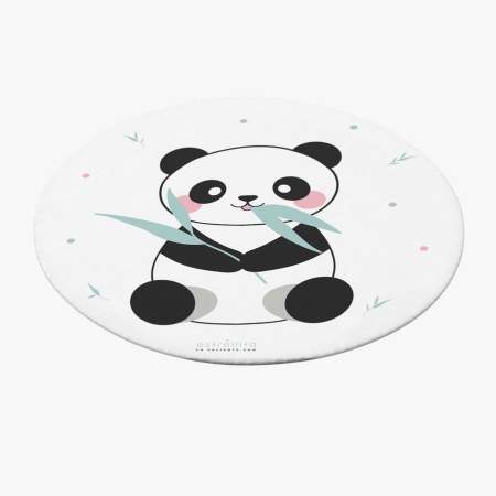 Alfombra vinílica infantil redonda Panda comilón de la colección Panda de Estrellita la Valiente. El diseño tiene un panda comiendo bambú y en las manos sujetando una ramita de bambú. Alrededor del panda unas ramitas de bambú mint y topos mint,gris, rosa.