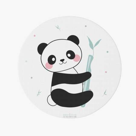 Alfombra vinílica infantil redonda Panda juguetón de la colección Panda de Estrellita la Valiente. Panda jugando con una ramita de bambú en sus manos. Alrededor suyo ramitas de bambú mint y topos mint,gris, rosa.