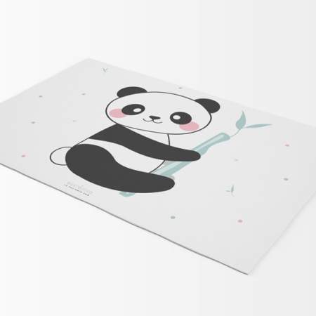 Alfombra vinílica infantil rectangular Panda juguetón de la colección Panda de Estrellita la Valiente. Panda jugando con una ramita de bambú en sus manos. Alrededor suyo ramitas de bambú mint y topos mint,gris, rosa.