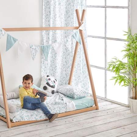 Cama tipi colección Bambú. Funda nórdica, banderines, cojín cuadrado y cortina de la colección Bambú. Cojín Panda, rulo protector en liso gris y cojín estrella en mint. Estrellita la Valiente.