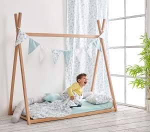 Cama tipi colección Bambú. Funda nórdica, banderines, cojín cuadrado y cortina de la colección Bambú. Rulo protector en liso gris y cojín estrella mint. Estrellita la Valiente.