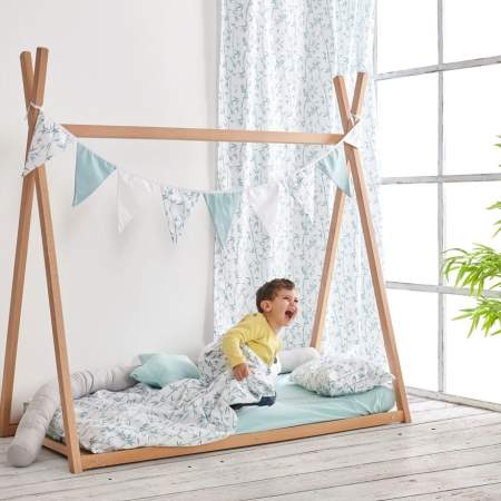 Cama tipi colección Bambú. Funda nórdica, banderines, cojín cuadrado y cortina de la colección Bambú. Rulo protector en liso gris y cojín estrella mint. Estrellita la Valiente.
