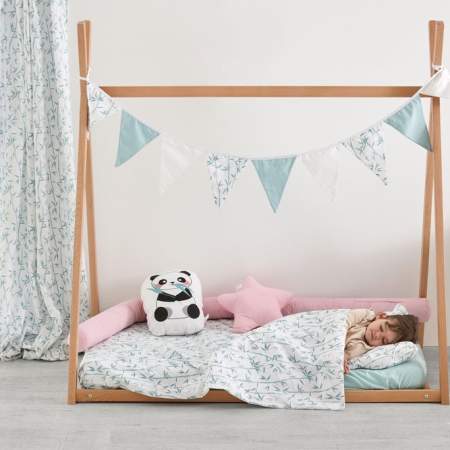 Cama tipi colección Bambú. Funda nórdica, banderines, cortina y manta polar de la colección Bambú. Cojín Panda, cojín estrella rosa, luna gris y rulo protector en liso rosa Estrellita la Valiente.