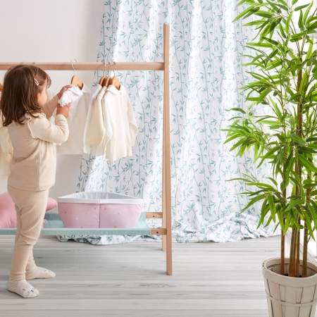 Cortina Bambú de la colección Bambú, perchero tipi, cesto almacenaje rosa estrellas sobre bajo perchero mint y cojín estrella rosa de Estrellita la Valiente.