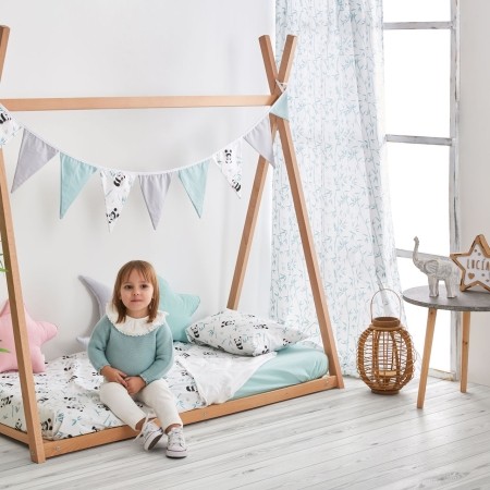 Cama tipi colección Panda. Funda nórdica, banderines y cojín Panda de la colección Panda. Cortina bambú, cojín estrella mint y rosa y cojín luna gris de Estrellita la Valiente.