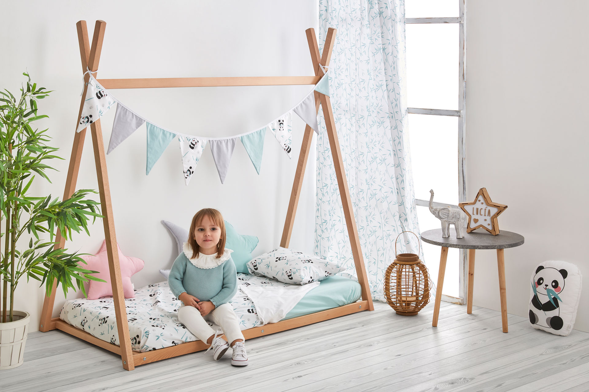 Cama tipi colección Panda. Funda nórdica, banderines y cojín Panda de la colección Panda. Cortina bambú, cojín estrella mint y rosa y cojín luna gris de Estrellita la Valiente.