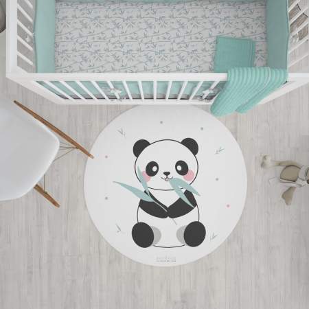 Alfombra rectangular Panda comilón en habitación infantil Estrellita la Valiente. Alfombra rectangular Panda comilón en habitación infantil Estrellita la Valiente. Dibujo de un Panda comiendo ramas de Bambú