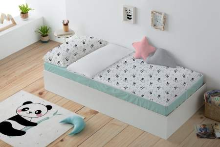 Saco nórdico de cama Panda con láminas y alfombra de la colección Panda. Saco nórdico tejido 100% algodón orgánico con dibujos de un oso Panda comiendo y jugando con ramas de Bambú.