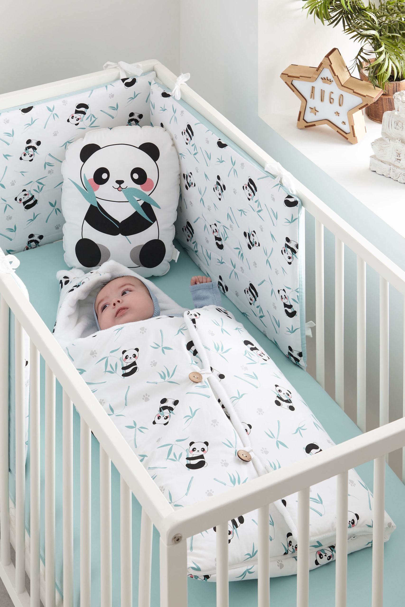 Funda protector cuna o chichonera panda reversible mint, saco polar panda y cojín Panda de la colección Panda, bajera cuna en mint y estrella quitamiedos de Estrellita la Valiente.