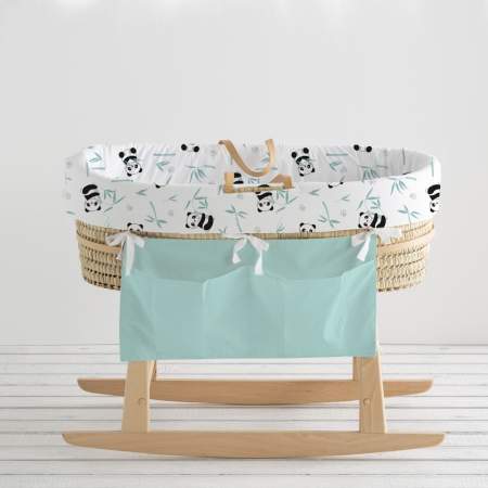 Vestidura capazo y moisés Panda con organizador mint. Vestidura para capazo y moisés con dibujos de un oso panda comiendo bambú y otro cogiendo bambú, con ramas de bambú y huellas de oso panda. Con colores negro, gris y verde. Organizador para cuna y capazo liso en color verde. Tejidos 100% algodón orgánico.