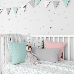 Vinilo multi carita Panda y funda nórdica Bambú con Banderines Panda. Vinilo con caritas de oso panda, huellas de panda, ramas de Bambú y topos rosa, mint y gris