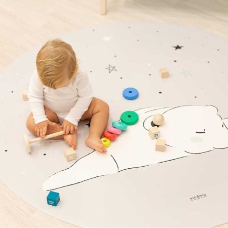Alfombra infantil vinílica redonda Oso Polar. Alfombra de bebé e infantil de la tienda online de textil hogar, accesorios y decoración infantil con confección propia en la Comunidad Valenciana. Diseños propios con tejidos 100% algodón orgánico, hechos en España, sostenibles y ecológicos.
