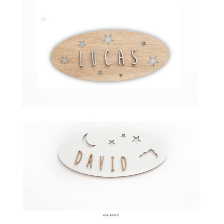 Placas ovaladas adhesiva Noche blanca y madera estrellas personalizables de Estrellita la Valiente. Una placa con el nombre de Lucas y otra con el nombre de David y troquelados de estrellas la de madera y estrellas, lunas y nubes la de color blanco