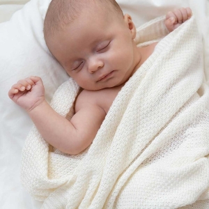 bebé con manta arrullo