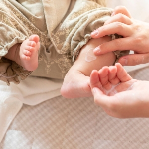 La crema hidratante alivia los síntomas de la dermatitis atópica.