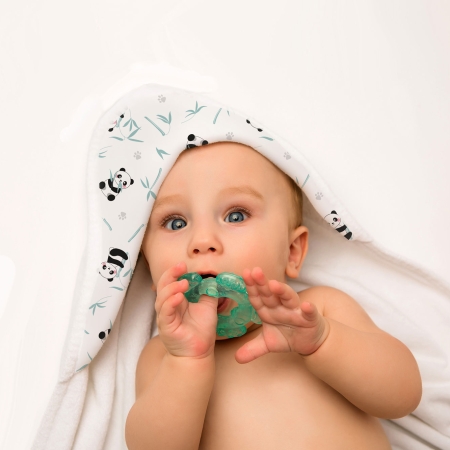 Niño con capa de baño con capucha Panda. Niño mordiendo un mordedor y una capa de baño con dibujos de un oso Panda en la Capucha