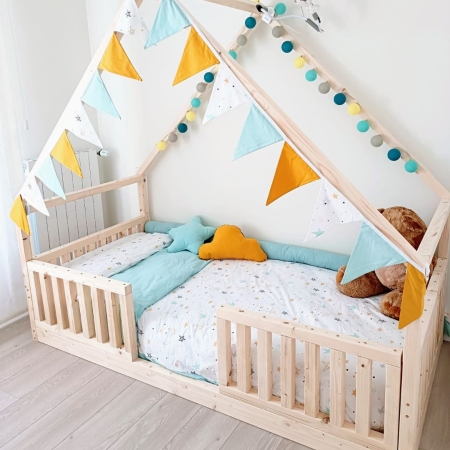 Funda nórdica cama noche estrellada mostaza. Habitación infantil con Ropa de Cama guirnalda de banderines, cojines de formas y rulo protector. Diseño de estrellas de color mostaza, mint y negro.