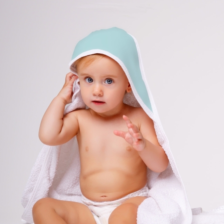 Capa de baño mint. Niña con una toalla con capucha de color mint.