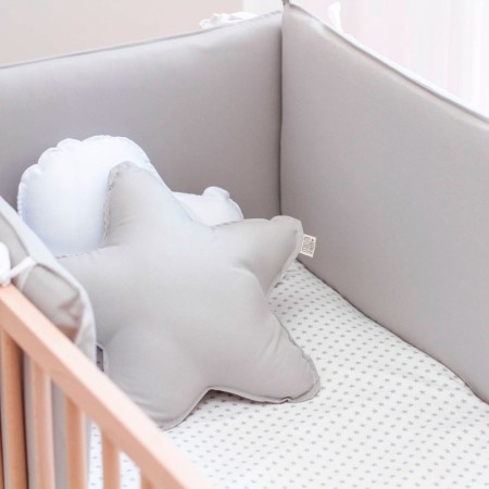 Funda protector liso gris. Cuna infantil con funda protector o chichonera gris.