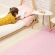 Alfombra vinílica rosa con estrellas blancas. Habitación infantil con alfombra infantil aislante y antiácaros de color rosa y estrellas blancas.