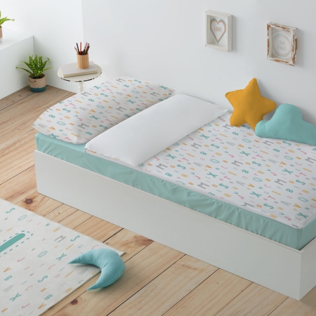 Ambiente habitación infantil saco nórdico con cremallera bajera mint. Habitación infantil con saco nórdico con cremallera unida a la bajera con estampado de letras del abecedario de colores mint, rosa, gris y mostaza