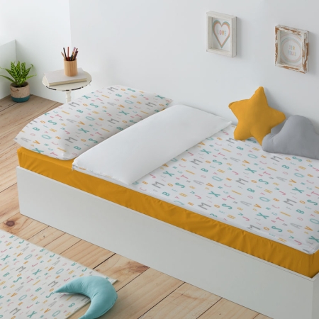 Ambiente habitación infantil saco nórdico con cremallera bajera mostaza. Habitación infantil con saco nórdico con cremallera unida a la bajera con estampado de letras del abecedario de colores mint, rosa, gris y mostaza