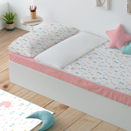 Ambiente habitación infantil saco nórdico con cremallera bajera rosa. Habitación infantil con saco nórdico con cremallera unida a la bajera con estampado de letras del abecedario de colores mint, rosa, gris y mostaza
